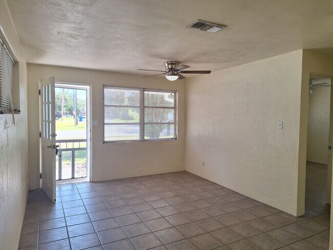Building Photo - 2BR 1.5BA SINGLE FAMILY HOME-EDGEWATER