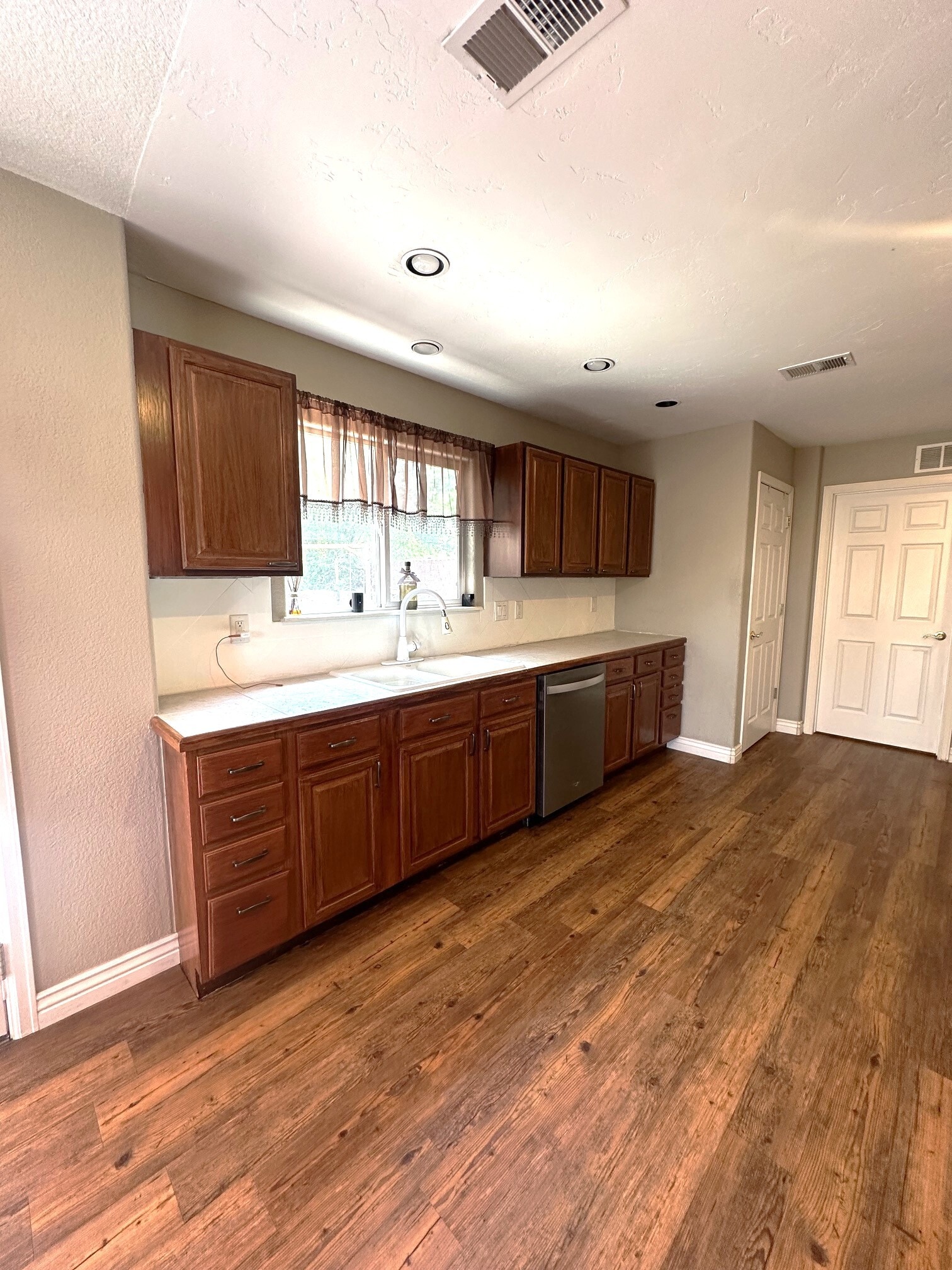 Building Photo - 708 1/2 Willow Creek Rd