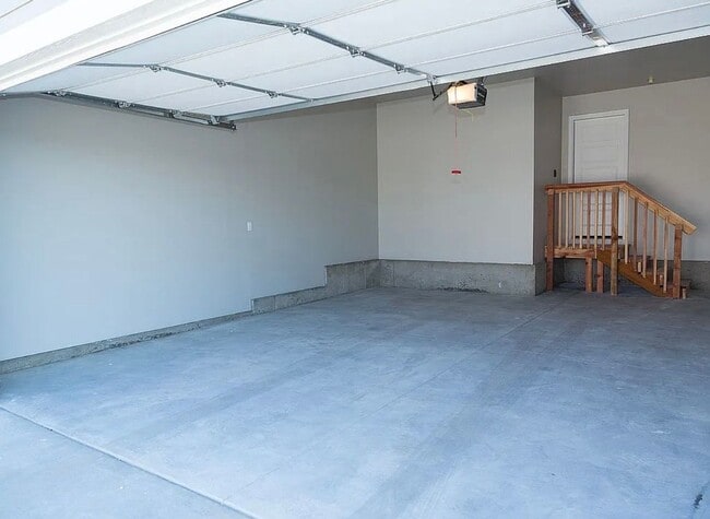 Building Photo - Cute 3 Bedroom 2.5 Home with a 2 Car Garage!