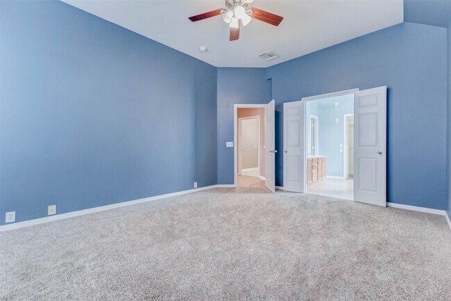 Building Photo - 2402 Sunlight Ln