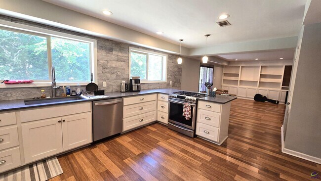 Building Photo - 201 Quail Run Dr