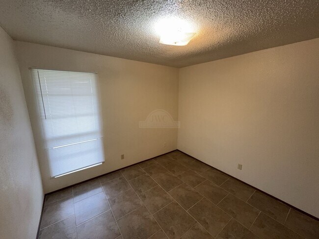 Building Photo - 2409 Shoemaker Dr