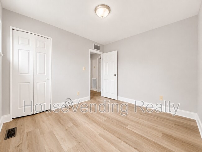 Building Photo - 2324 Grove St