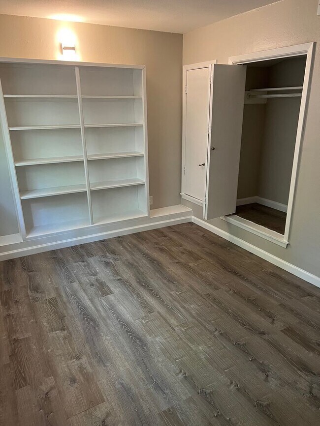 Building Photo - Available NOW  - 2 story 2 Bed 1 Bath - 2 Parking - Water Paid