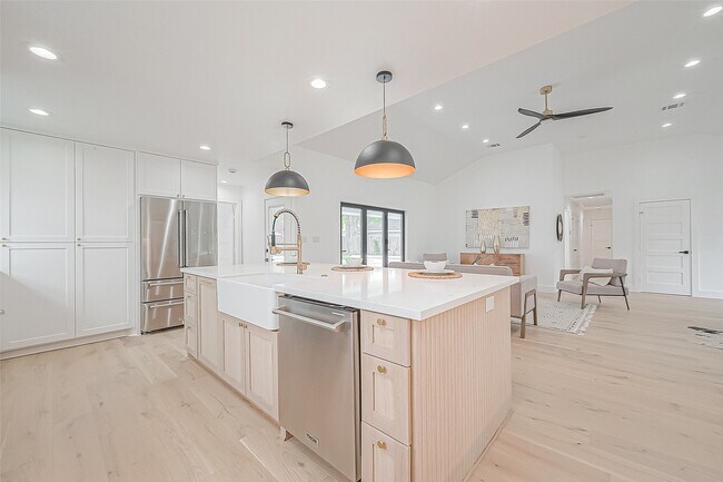 Building Photo - 6254 Locke Ln