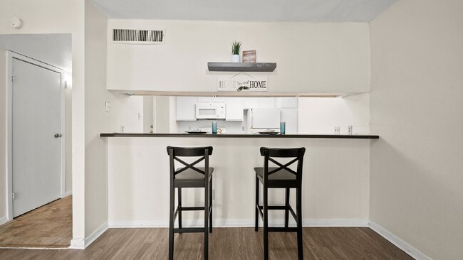 Building Photo - Ground Floor Condo Near the Medical Center!