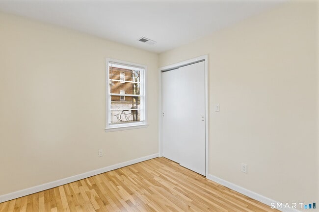 Building Photo - 17 Artic St