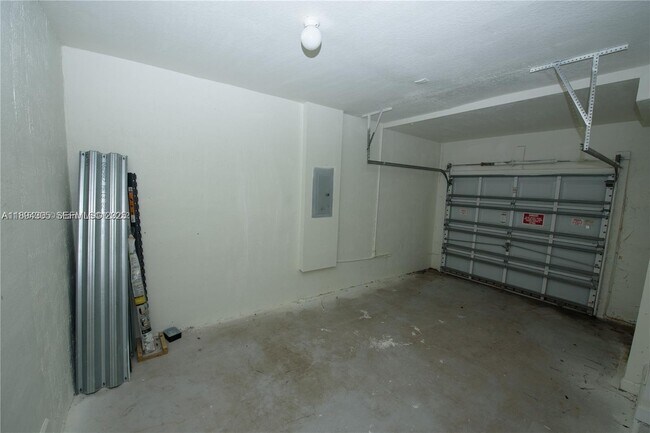 Building Photo - 174 NE 32nd Terrace