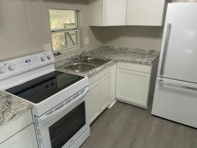 Building Photo - 4 Crest Ave