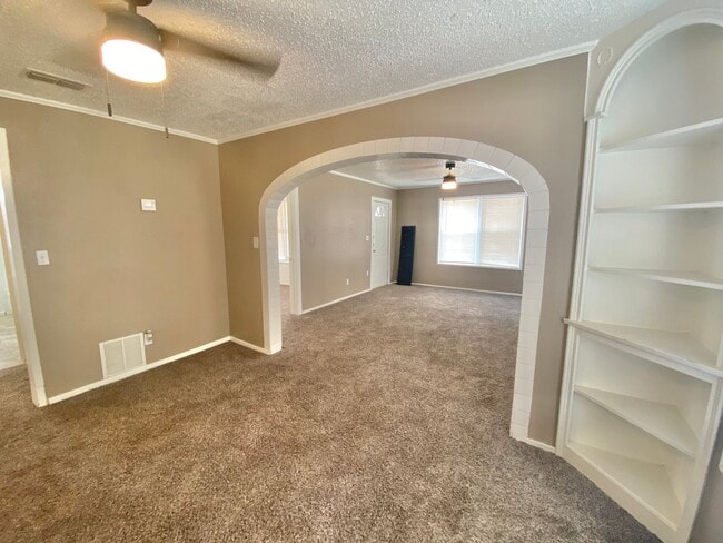 Building Photo - PRE LEASING NOW - AVAILABLE 8/15