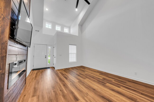 Building Photo - Modern Duplex with Spacious Design & Upsca...