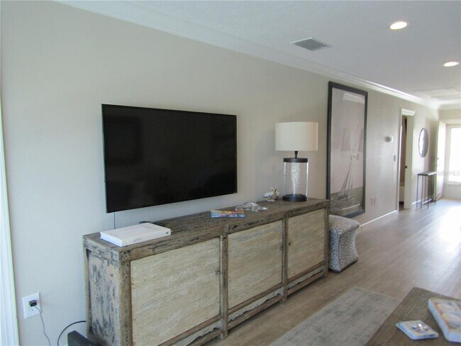 Building Photo - 1400 Tarpon Center Dr