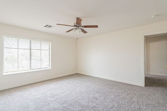 Building Photo - Large 3 bedroom 3 bathroom townhomes