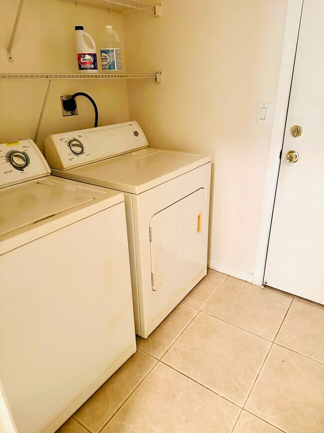 Building Photo - 867 SW Rocky Bayou Ter