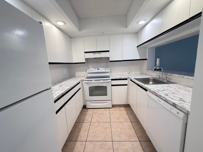 Building Photo - 1300 SW 125th Ave