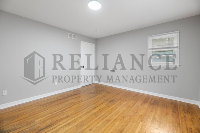 Building Photo - 119 S Custer Ave