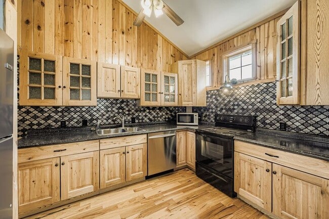 Building Photo - 515 W San Miguel St