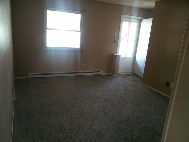 Building Photo - Great 3 bedroom, 1.5 bath home with one car attached garage in Decatur Township