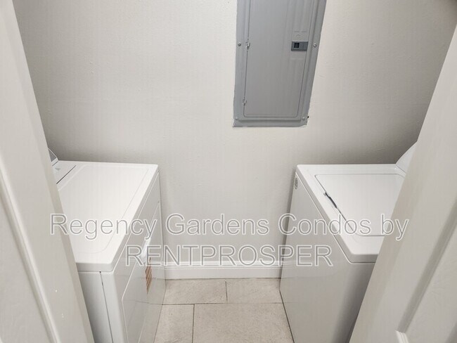 Building Photo - 5600 Devonbriar Way
