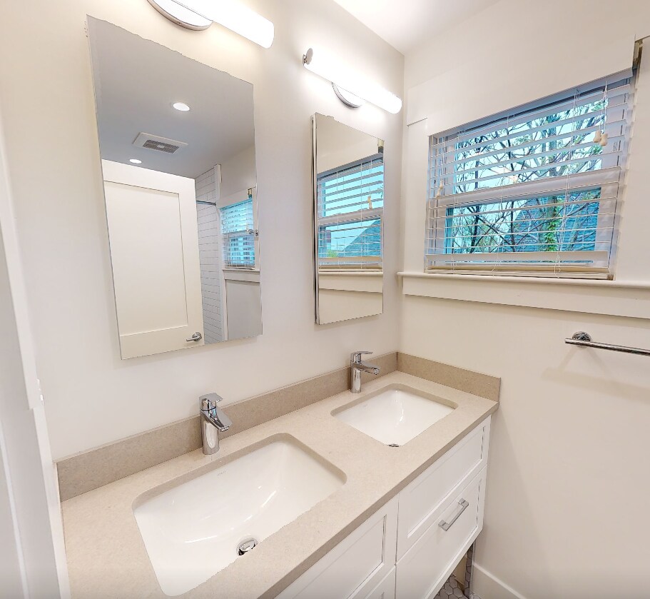 Building Photo - 208 Banks St