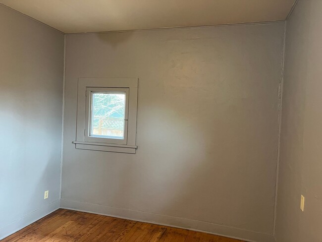 Building Photo - Beautifully updated 1 bedroom 1 bathroom d...