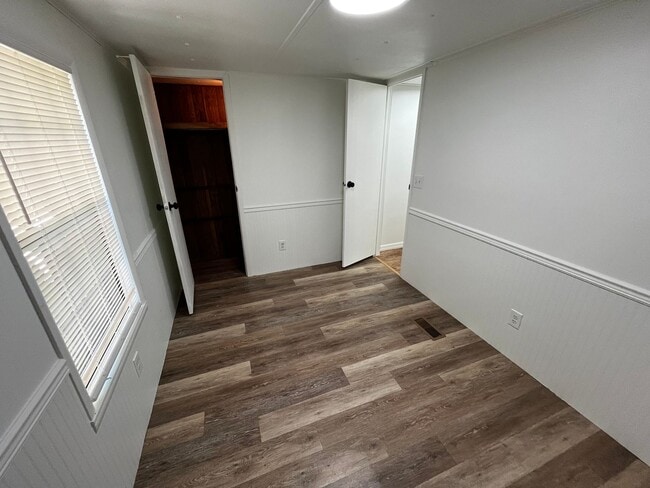 Building Photo - Newly Renovated Small 2BR w/Den Guest House