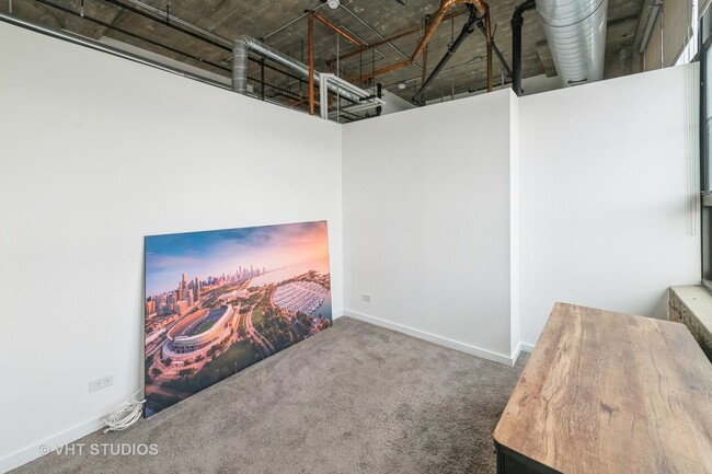 Building Photo - 3963 W Belmont Ave
