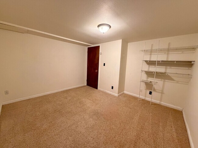 Building Photo - Amazing 3bed/2 bath with finished basement.