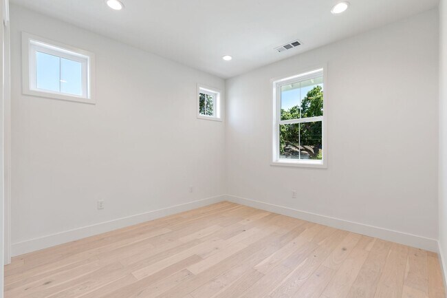 Building Photo - Amazing San Carlos Home