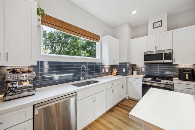 Building Photo - 903 Quitman St