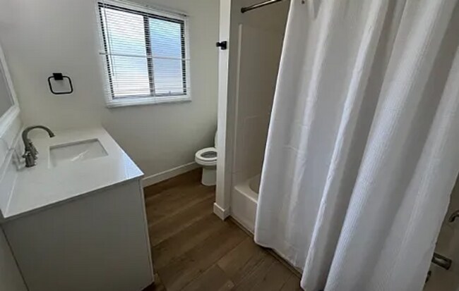 Building Photo - 6 Bed/ 5 Bath on Campanile! Large back are...