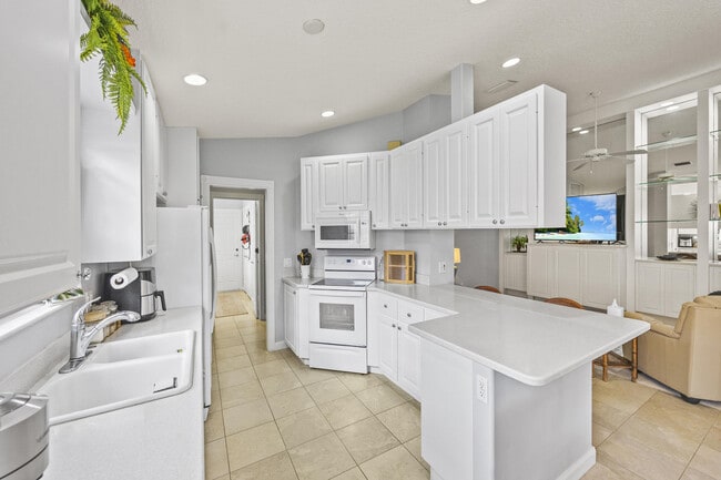Building Photo - 12120 SW Elsinore Dr