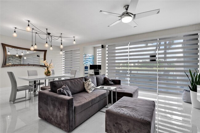 Building Photo - 9179 Fontainebleau Blvd