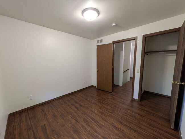 Building Photo - Trafalger Place Duplex