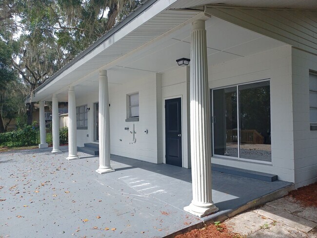 Building Photo - Beautiful 2 BR 1 BA Lakefront View Rental ...
