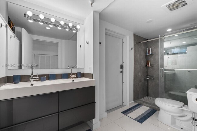 Building Photo - 445 Poinciana Island Dr