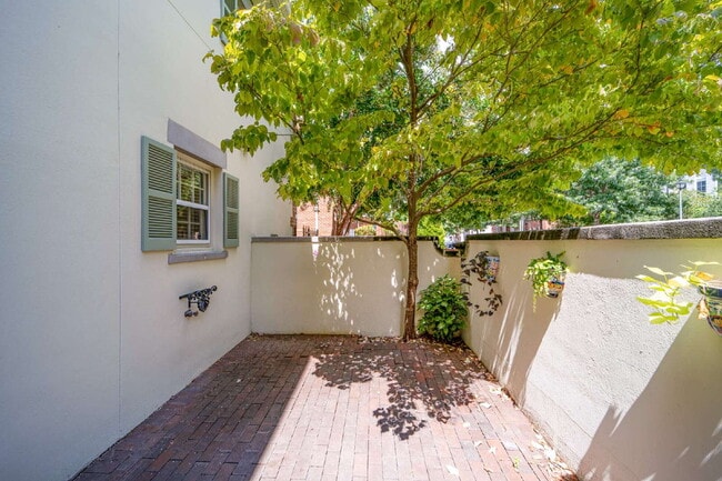 Building Photo - Charming End Townhouse in Prime North Old Town Location