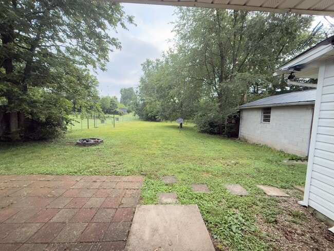 Building Photo - Cute house with a fenced in yard!