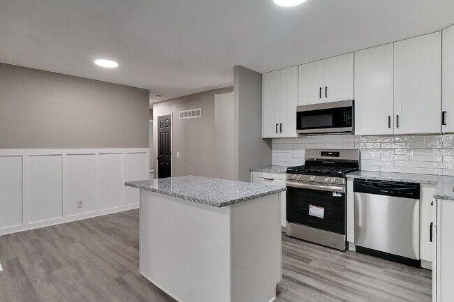 Building Photo - "Charming 4-Bed, 2-Bath Florissant Home wi...