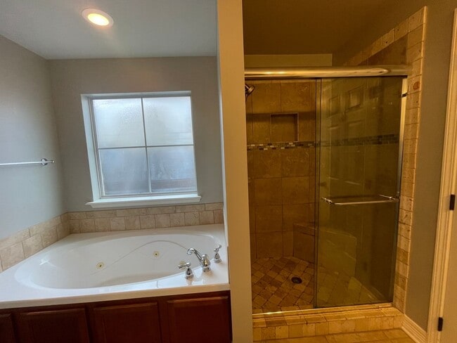 Building Photo - Riverbrooke Subdivision Beauty! Move in Ready!