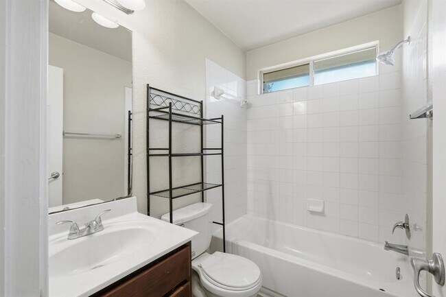 Building Photo - 119 Bayliss St