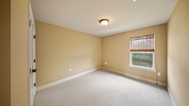 Building Photo - 3 Bedroom home with a Bonus area! Sits on ...