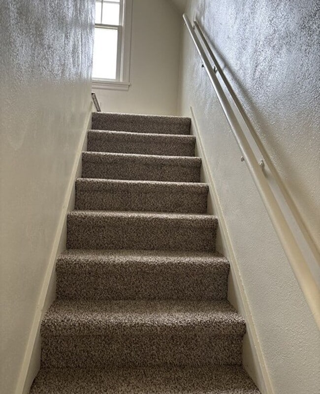 Building Photo - 4Bd/1Ba Two Story House - Available to View!