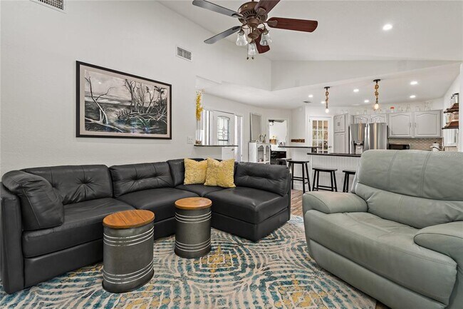 Building Photo - 808 Rustic Oaks Dr