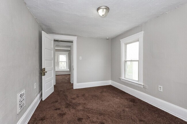 Building Photo - Spacious 3 bedroom/1 bath Single house! Ga...