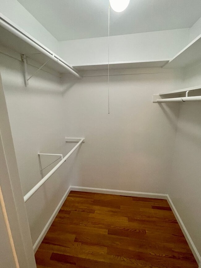 Building Photo - Gorgeous 3 bed 2 bath! (Please read entire ad before showing)