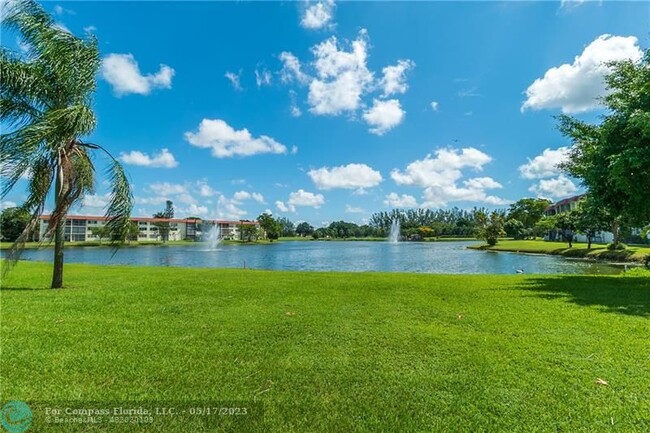 Building Photo - 9220 S Hollybrook Lake Dr