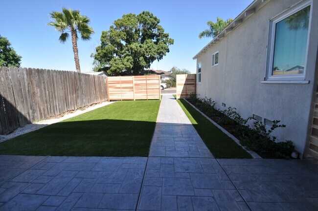 Building Photo - 4BD/2BA, Private Yard!