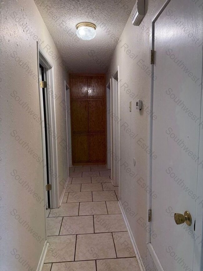 Building Photo - Spacious 3 bedrooms 2 bath family home