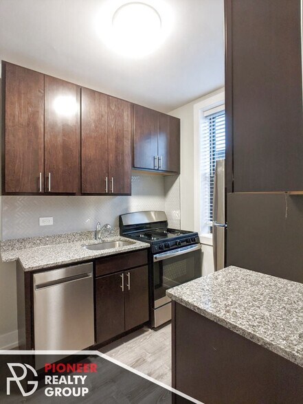 Building Photo - 711 W Brompton Ave